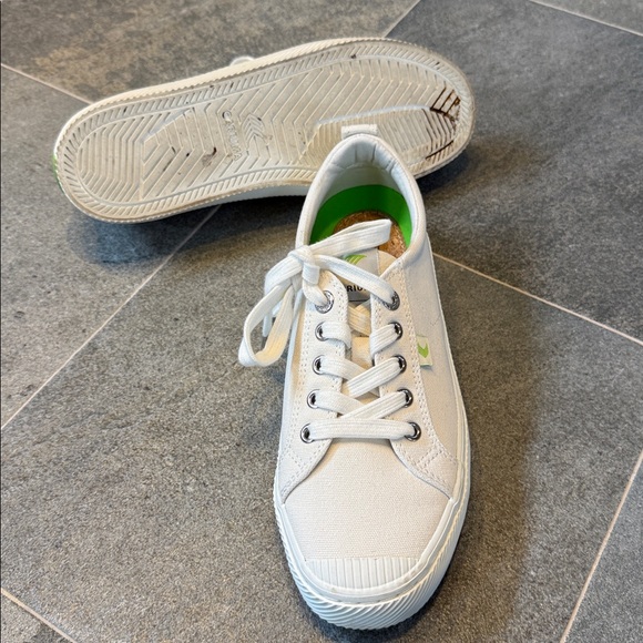Cariuma White Canvas Sneakers with Green Accents - Picture 4 of 5